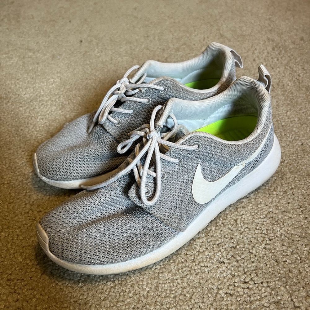 Nike Roshe Sneakers in Light Gray